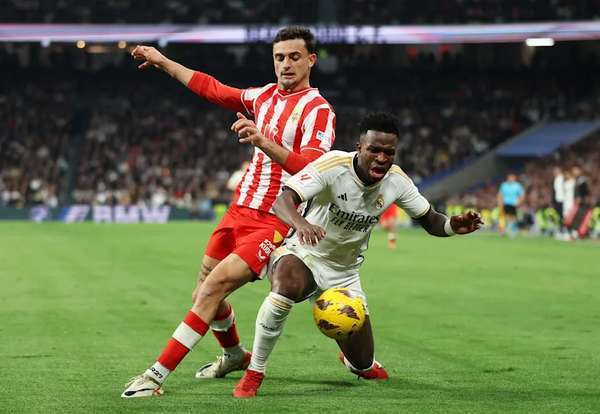 巴萨边卫目标现身意甲豪门引援名单 米兰双雄加入争夺